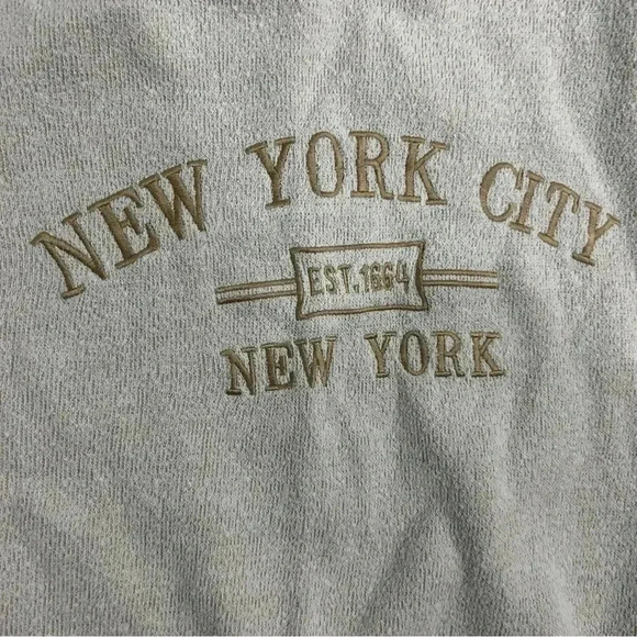 New York City Grey Crew Neck Sweater Size Small - Picture 2 of 3